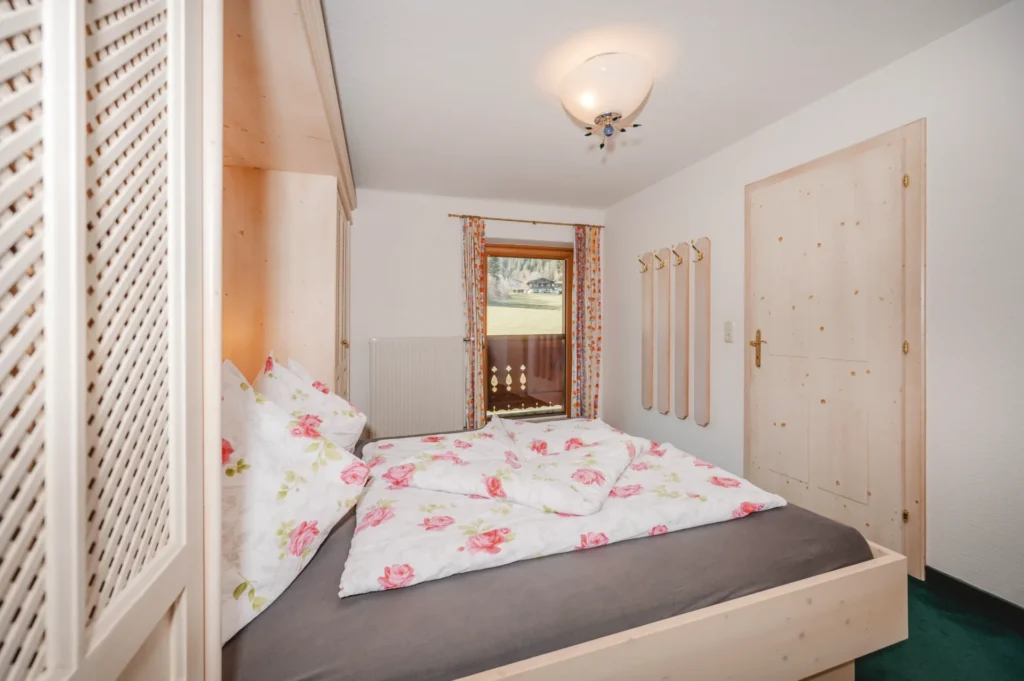 Schlafzimmer mit Doppelbett im Appartement Plattenkogel – Edenlehengut in Krimml