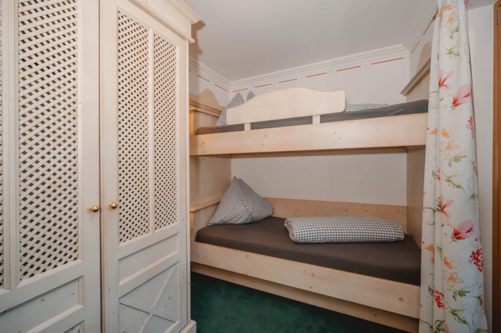 Kinderzimmer mit Etagenbett im Appartement Wasserfall – Edenlehengut in Krimml