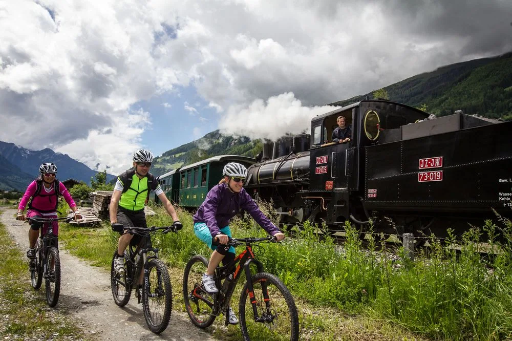 Bikergruppe an einer Almhütte – Edenlehengut in Krimml