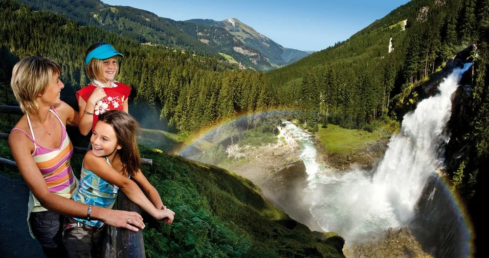 Besucher an den Krimmler Wasserfällen – Edenlehengut in Krimml