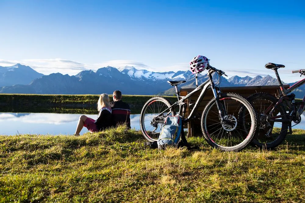 Mountainbiker bei der Rast am Bergsee – Edenlehengut in Krimml