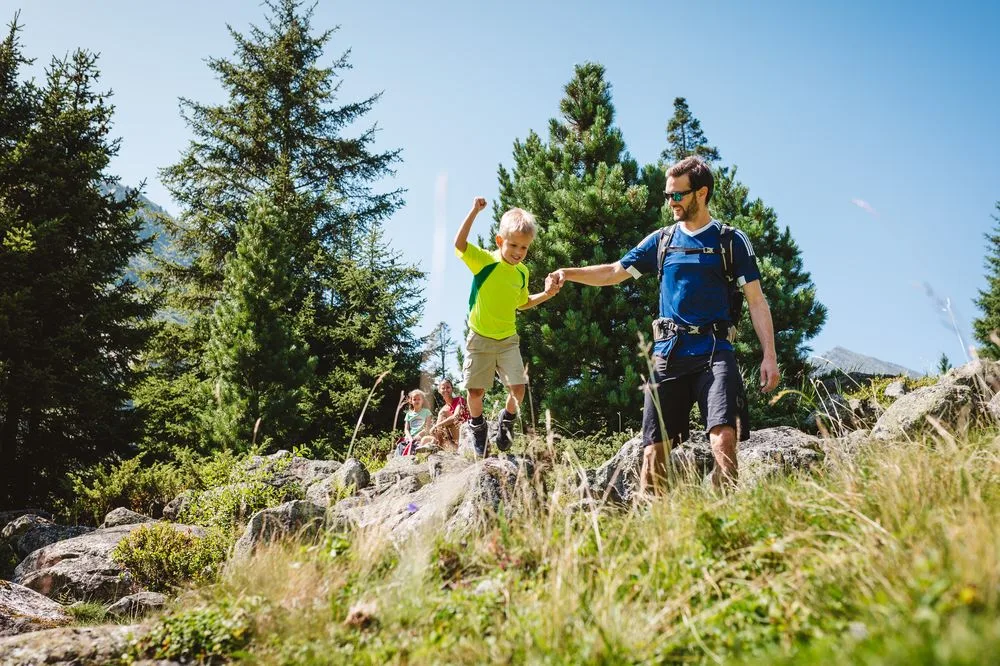 Wanderer auf einem Waldweg bei Krimml – Edenlehengut in Krimml