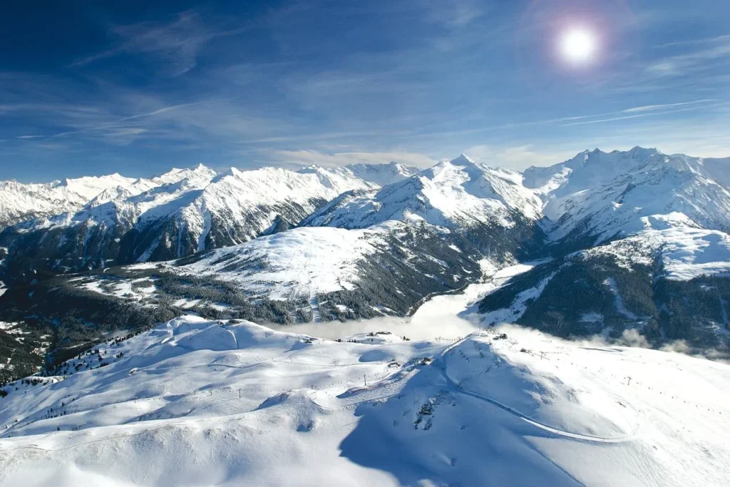 Verschneites Bergpanorama der Zillertal Arena – Edenlehengut in Krimml