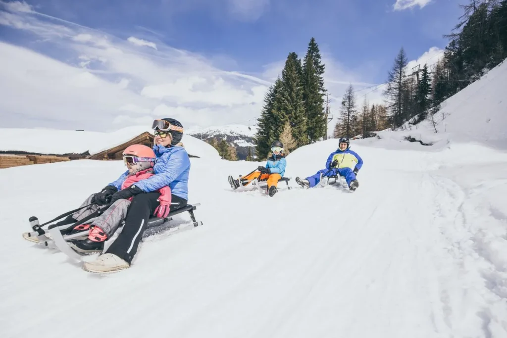 Familie beim Rodeln in der Zillertal Arena – Edenlehengut in Krimml