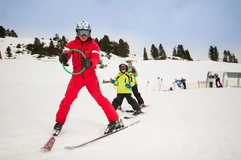 Familie beim Skifahren in der Zillertal Arena – Edenlehengut in Krimml