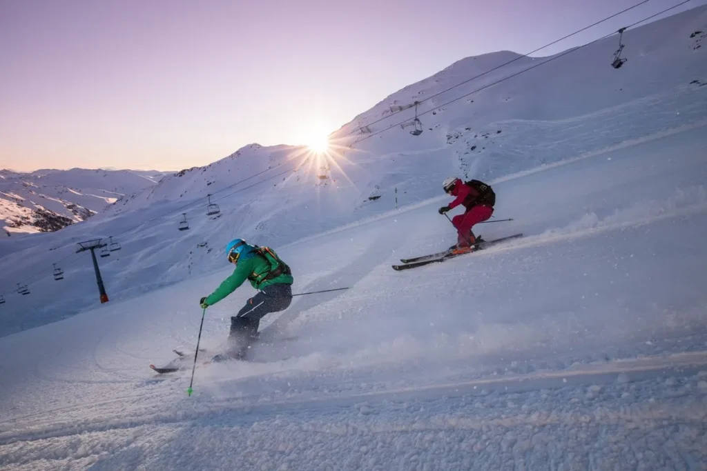 Skifahrer im Pulverschnee in der Zillertal Arena – Edenlehengut in Krimml