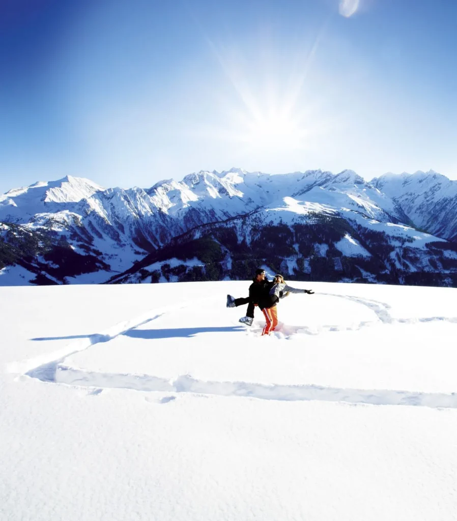 Skifahrer auf weiter Piste in der Zillertal Arena – Edenlehengut in Krimml