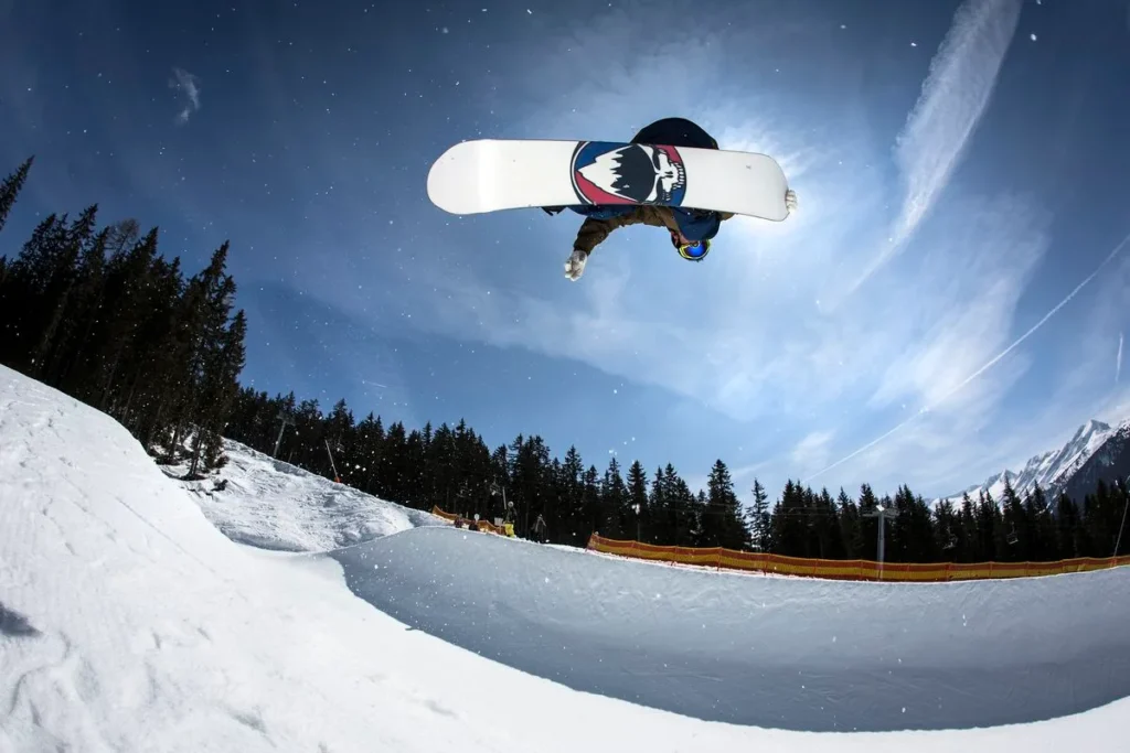 Snowboarder in der Halfpipe der Zillertal Arena – Edenlehengut in Krimml