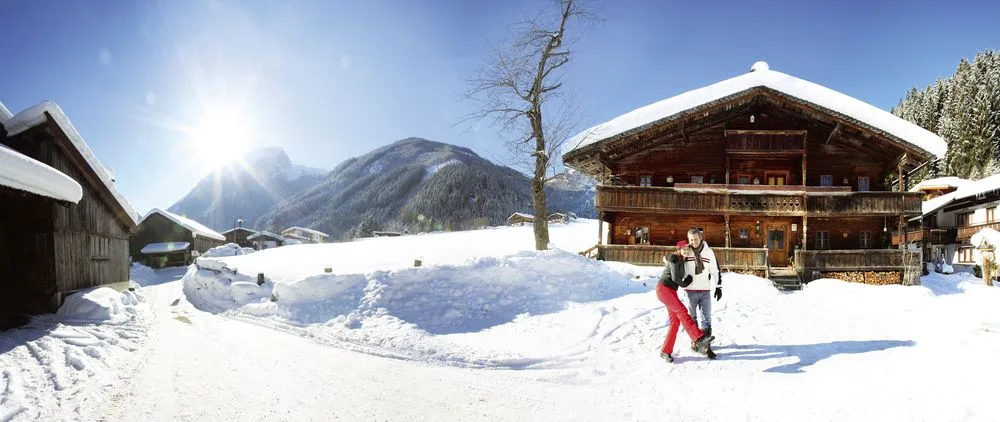 Verschneite Almhütte im Krimmler Tal – Edenlehengut in Krimml