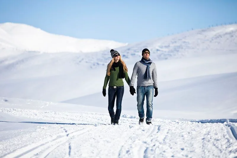 Paar beim Winterwandern in der Zillertal Arena – Edenlehengut in Krimml